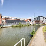 Coventry Luxury Townhouse City Centre Private Parking Sleeps 9 By Empower Homes
