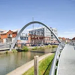 Coventry Luxury Townhouse City Centre Private Parking Sleeps 9 By Empower Homes