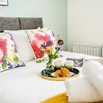 Coventry Luxury Townhouse City Centre Private Parking Sleeps 9 By Empower Homes
