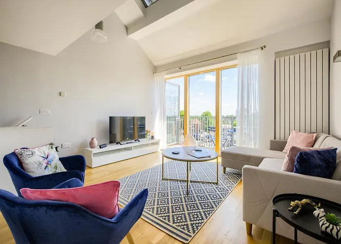 Coventry Luxury Townhouse City Centre Private Parking Sleeps 9 By Empower Homes