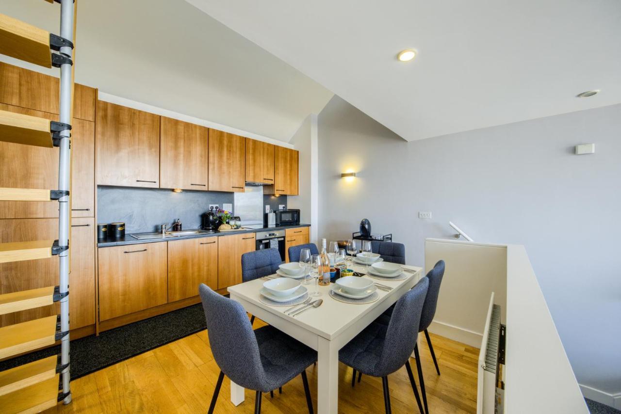 Luxury Townhouse City Centre Private Parking Sleeps 9 By Empower Homes *