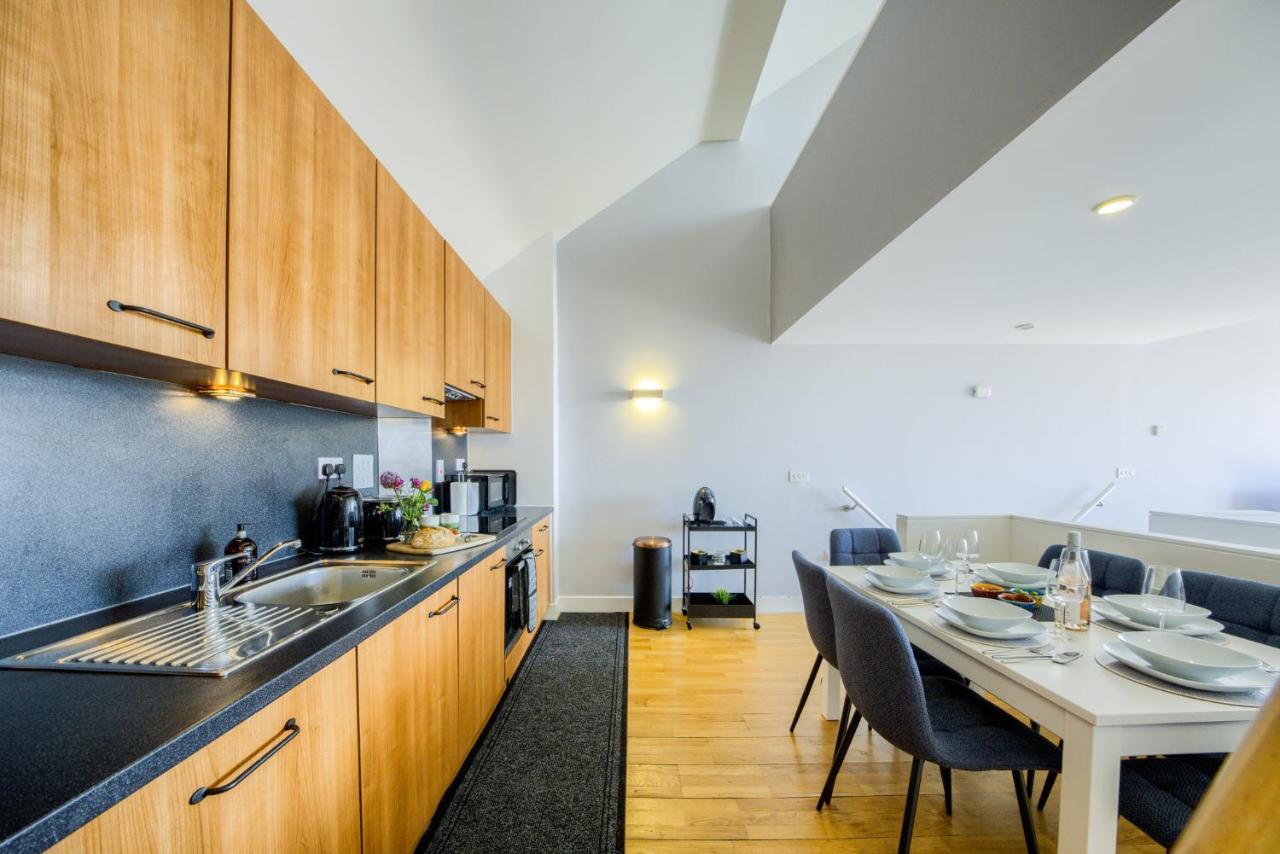 Luxury Townhouse City Centre Private Parking Sleeps 9 By Empower Homes *